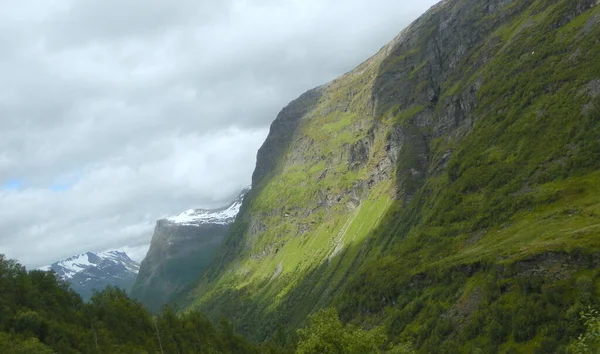 ノルウェー 霧の中のMore Romsdal County 岩と滝 — ストック写真