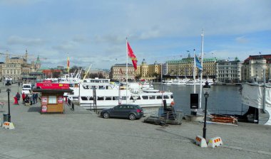 İsveç, Stockholm, rıhtımdaki tekneler ve diğer gemiler
