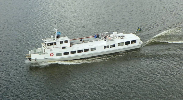 Suécia Estocolmo Barco Sob Ponte Vasterbron — Fotografia de Stock