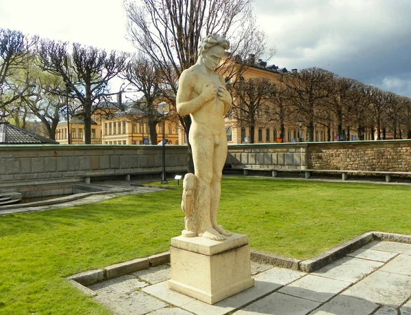 Suécia Estocolmo Estátua Strindberg Stadshusparken — Fotografia de Stock