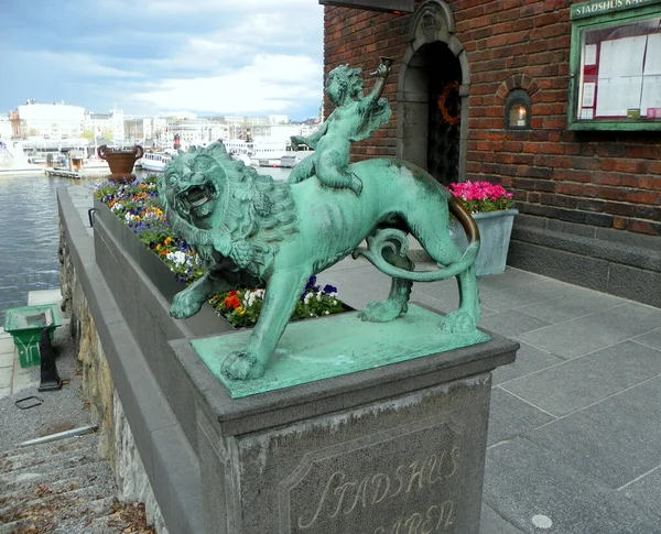 スウェーデン ストックホルム ライオンの男の子 市役所の近くの彫刻 — ストック写真