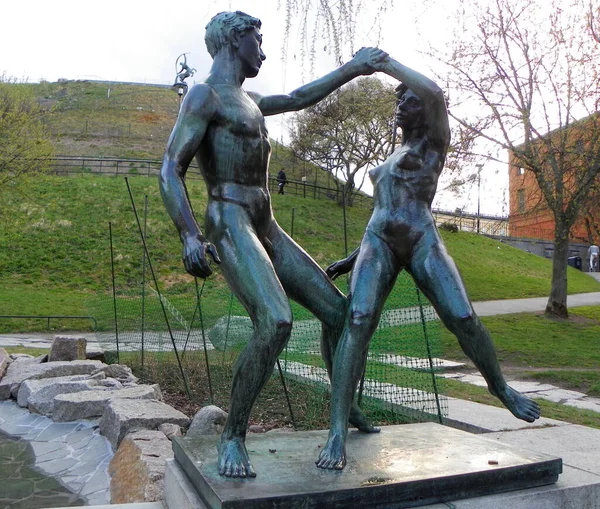 Suecia Estocolmo Pareja Joven Cerca Biblioteca Pública Estocolmo —  Fotos de Stock