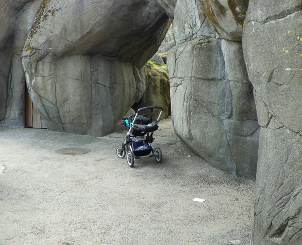 Szwecja Sztokholm Wyspa Djurgarden Skansen Porzucony Wózek Dziecięcy Kamiennym Labiryncie — Zdjęcie stockowe