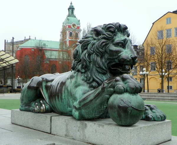 王の庭 チャールズ12世像近くのライオン ストックホルム スウェーデン — ストック写真