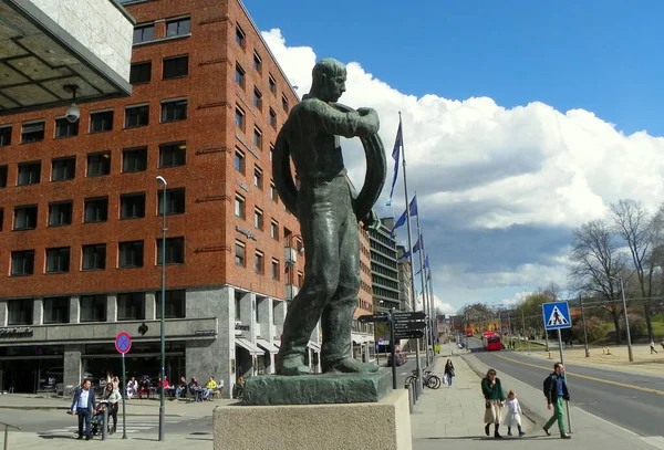 ノルウェー オスロ 市役所広場 市役所の入り口近くの労働者の彫刻 — ストック写真