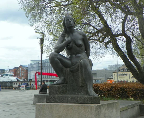 ノルウェー オスロ 市役所広場 女性の花崗岩彫刻 — ストック写真
