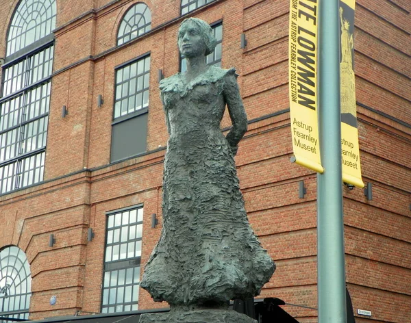 Norway Oslo Sculpture Woman Front City Hall — Stock Photo, Image