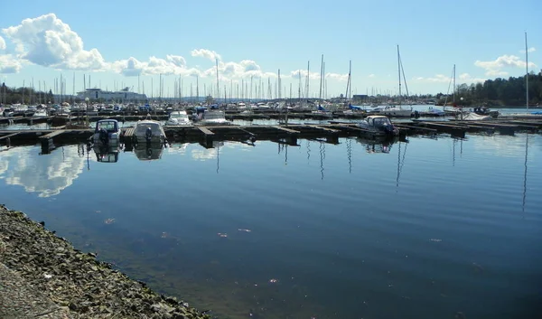 Boten Jachten Bij Pier Aker Brygge Oslo Noorwegen Rechtenvrije Stockafbeeldingen