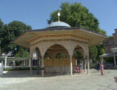 Türkiye, İstanbul, Fatih, Ayasofya Meydanı, Ayasofya 'nın dışındaki abdest çeşmesi