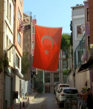 Türkiye, İstanbul, 5 Babayani Caddesi, sokağın ortasında büyük devlet bayrağı