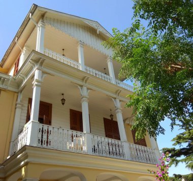 Türkiye, Büyükada adası, 46 Cankaya CD 'si, üç katlı ahşap oymalı ev.