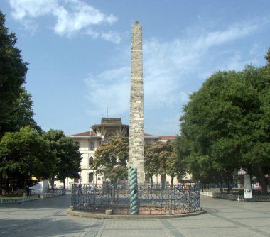 Türkiye, İstanbul, Fatih, Sultan Ahmet Park, Surlı Obelisk veya Masonluk Dikilitaş (Orme Dikilitaş) ve Yılan Sütunları