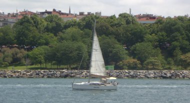 Türkiye, İstanbul, Kabatas İstasyonu 'ndan Prince Adaları' na feribot, kıyıya yakın bir yat.