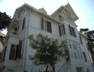 Türkiye, Büyükada Adası, Kadiyoran CD 'si, iki katlı beyaz ahşap bina ve tavan arası.