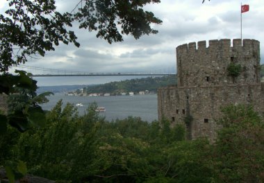 Türkiye, İstanbul, Rumeli Hisari kalesi, Halil Paşa Kulesi ve Fatih Sultan Mehmet Köprüsü manzarası