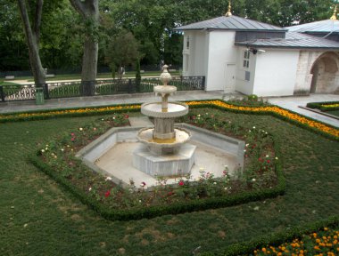 Türkiye, İstanbul, Cankurtaran, Topkapı Sarayı, Tulip Bahçesi 'nde havuz