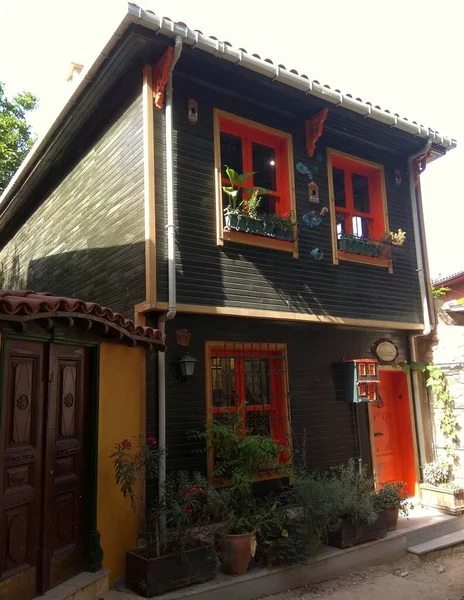 土耳其 伊斯坦布尔 Dervisali Kariye Turbesi 21有橙色门窗的两层棕色木屋 — 图库照片