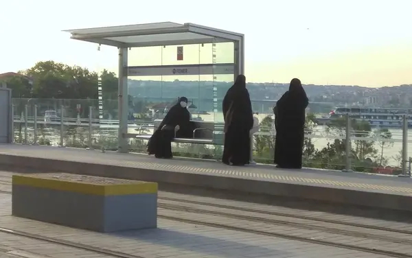 Turquia Istambul Abdulezelpasa Três Mulheres Muçulmanas Uma Parada Bonde — Fotografia de Stock