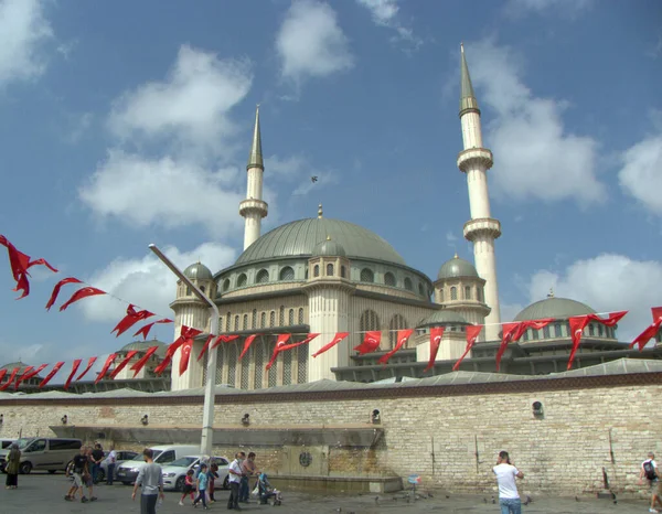 Turquia Istambul Praça Taksim Vista Mesquita Taksim — Fotografia de Stock