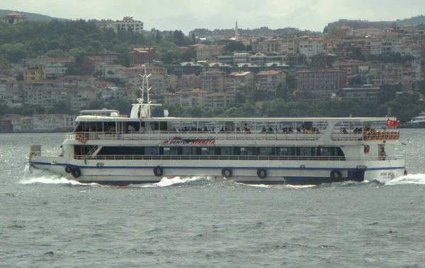 トルコ イスタンブール カバタス駅からプリンス諸島へのフェリー 観光客との残りの船 — ストック写真