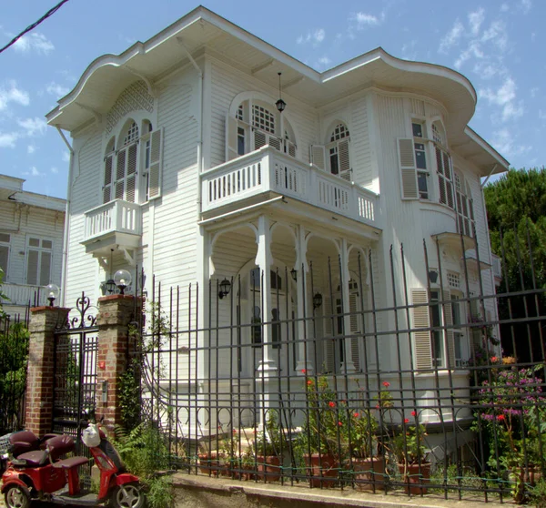 Turquía Isla Buyukada Hermosa Casa Madera Blanca Dos Pisos Con —  Fotos de Stock