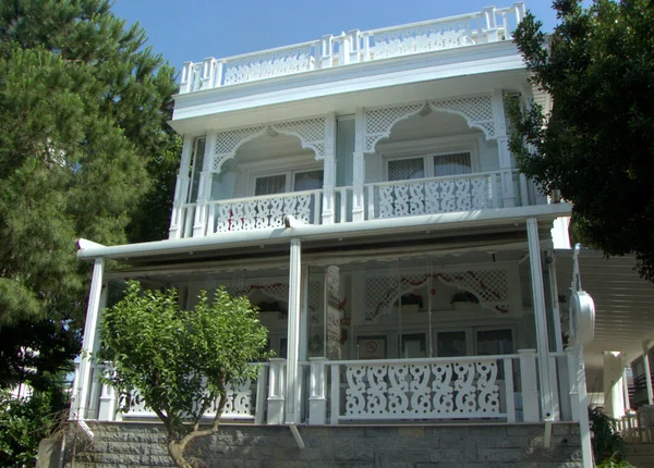 Turecko Ostrov Buyukada Cankaya Dvoupodlažní Bílý Dřevěný Dům — Stock fotografie