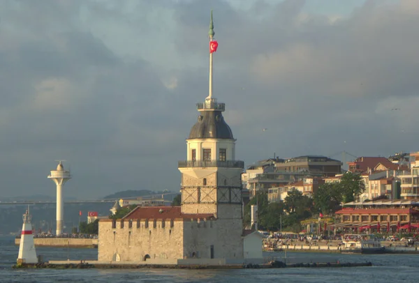 トルコ イスタンブール プリンス諸島からカバタス駅までのフェリー 海からの乙女の塔 Kiz Kulesi の眺め — ストック写真