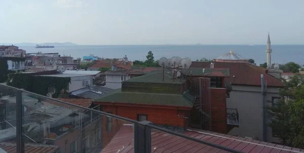 Türkiye Stanbul Fatih Demirci Resit Terastan Çatı Deniz Manzarası — Stok fotoğraf