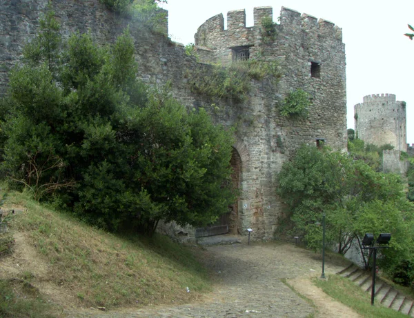 Törökország Isztambul Rumeli Hisari Kastély Erőd Udvara Kilátás Toronyra — Stock Fotó