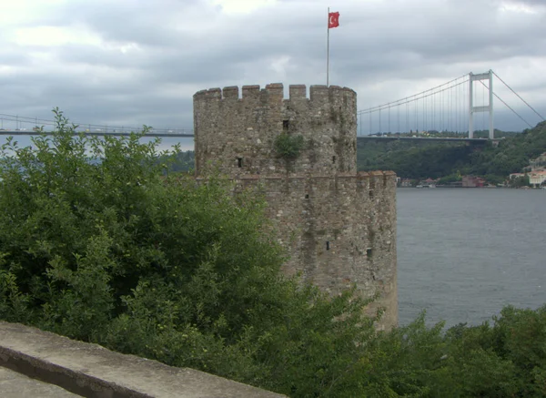 トルコ イスタンブール ルメリ ヒサリ城 ハリル塔とファティ スルタン メフメット橋の眺め — ストック写真