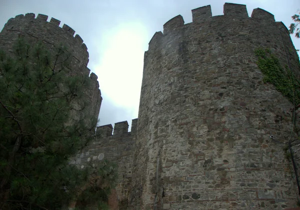 Törökország Isztambul Rumeli Hisari Kastély Két Torony Erőd Bejáratánál — Stock Fotó