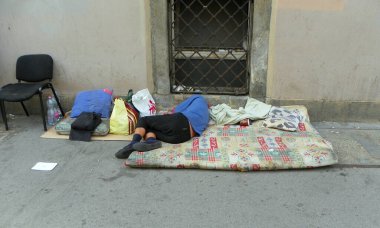 Macaristan, Budapeşte, gezgin çingene şehrin sokaklarında dinleniyor.