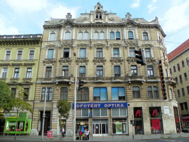 Macaristan, Budapeşte, St. Rakoczi, 28 yaşında, eski bir evin cephesi.