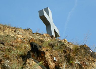 Macaristan, Budapeşte, Gellert Tepesi, Mağara Kilisesi 'nin yanından geçin.