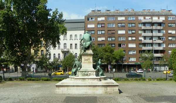 Hungria Budapeste Janos Arany Monumento Frente Museu Nacional Húngaro — Fotografia de Stock