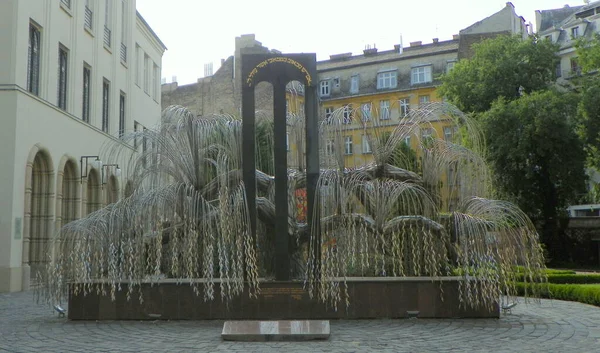 ハンガリー ブダペスト ドーニー通りシナゴーグ 中庭のしだれ柳 ハンガリー人ユダヤ人殉教者の追悼 — ストック写真