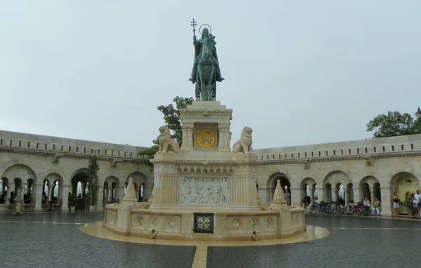 ハンガリー ブダペスト 釣り要塞 仮面ライダーの記念碑聖ステファン — ストック写真
