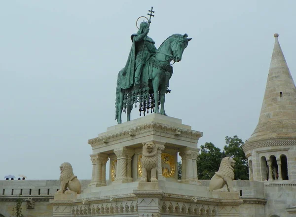 匈牙利 布达佩斯 钓鱼堡垒 骑手纪念碑圣史蒂芬 — 图库照片