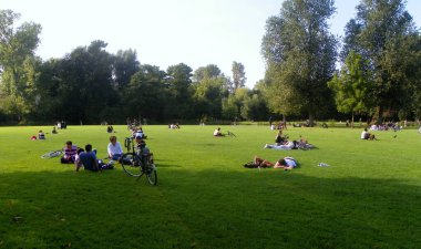 Hollanda, Amsterdam, Vondelpark, çimlerin üzerindeki parkta dinlenin.