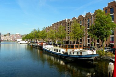 Hollanda, Amsterdam, 249 Nieuwe Herengracht, kanal, rıhtım boyunca tekne ve evler