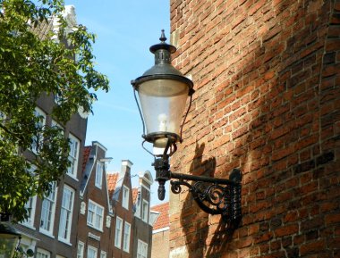 Hollanda, Amsterdam, Begijnhof 30, Begijnhof, eski işlenmiş demir lamba