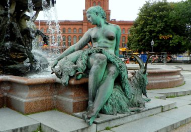 Almanya, Berlin, Rathausstrasse 1, Neptün Çeşmesi (Neptunbrunnen), çeşmenin elementleri