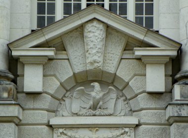 Almanya, Berlin, Unter den Linden 8, Berlin Devlet Kütüphanesi (Staatsbibliothek zu Berlin), binanın girişi üzerinde kabartma