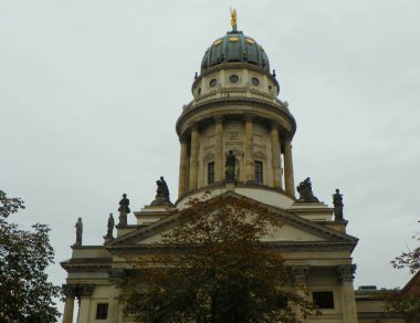 Almanya, Berlin, jandarma, Fransız katedrali (Franzosischer Dom), kilise ve ana kubbe manzarası
