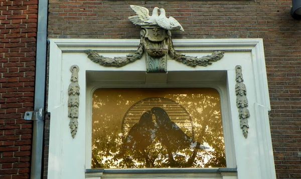 Holandia Amsterdam 295 Singel Płaskorzeźba Gołębiami Nad Drzwiami Wejściowymi — Zdjęcie stockowe