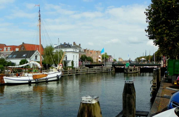 Países Bajos Muiden Herengracht Vista Del Puente Canal Paseo Marítimo —  Fotos de Stock