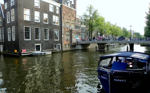 Holandia Amsterdam Oudezijds Voorburgwal Widok Kanał Armbrug Domy Nabrzeżu — Zdjęcie stockowe