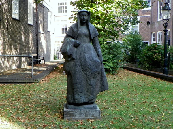 Pays Bas Amsterdam Begijnhof Begijnhof Statue Beguine Dans Cour — Photo
