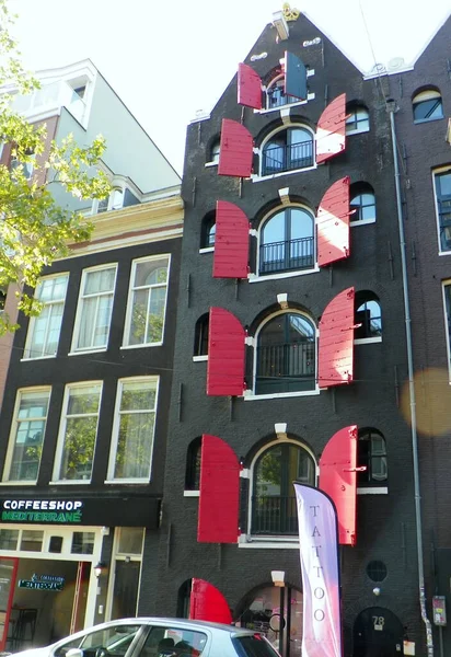 Holandia Amsterdam Spuistraat Czarna Fasada Wielopiętrowego Starego Domu Czerwonymi Okiennicami — Zdjęcie stockowe