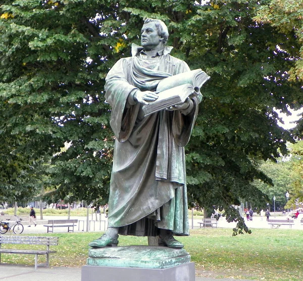 西班牙 路德纪念碑 一个拿着一本书的人的雕像 — 图库照片
